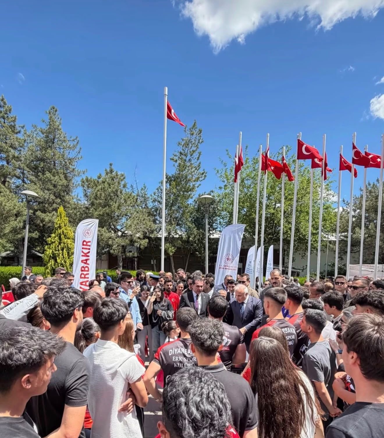 Diyarbakır’da Türk bayraklarıyla çevrili açık alanda düzenlenen spor etkinliğinde ERK Spor Kulübü formalı sporcular