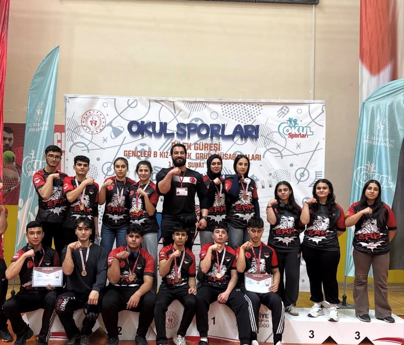 Okul Sporları bilek güreşi müsabakalarında madalyalarıyla poz veren ERK Spor Kulübü sporcuları ve antrenörleri